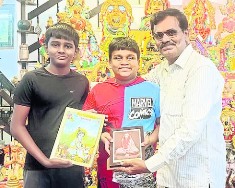 భగవద్గీత పుస్తకాల బహూకరణ 