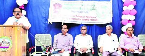 విశ్రాంత అధ్యాపకుల సమస్యలను పరిష్కరించాలి 