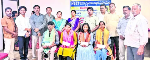 వైద్య విద్యార్థులకు ఆర్థిక చేయూత