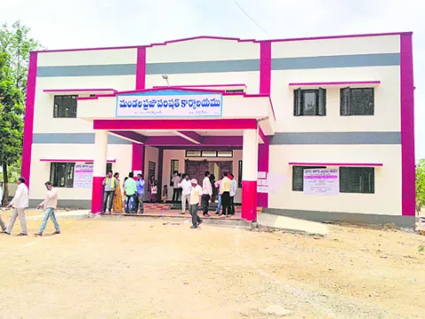 వాస్తు మార్చినా వేటు తప్పలే!