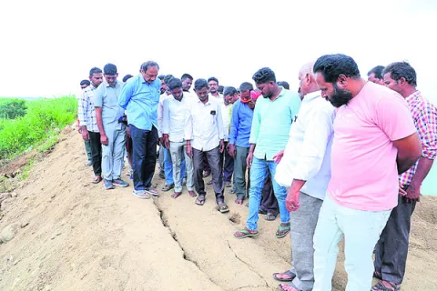 యుద్ధ ప్రాతిపదికన చెరువు మరమ్మతు
