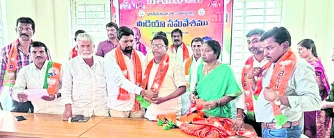 బీజేపీలో చేరిన  హౌసింగ్‌ రిటైర్డ్‌ డీఈఈ
