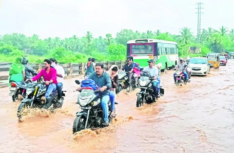ముంచెత్తిన వాన.. ప్రయాణానికి హైరానా 