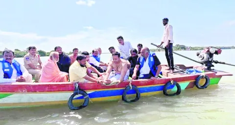 వాడపల్లి వద్ద ఆర్డీఆర్‌ అస్థికలు నిమజ్జనం