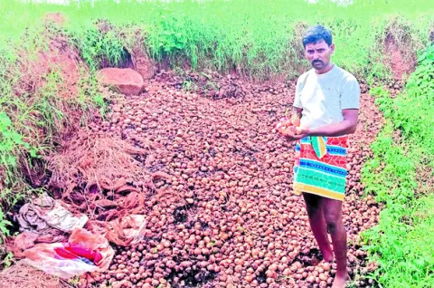 కష్టాలు.. కన్నీళ్లు!