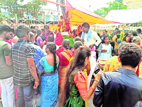 వనదేవతలకు మొక్కులు