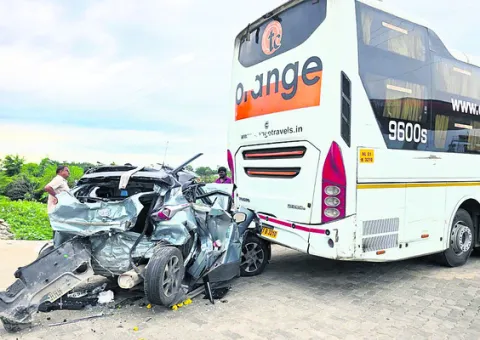 కారును ఢీకొన్న ట్రావెల్స్‌ బస్సు
