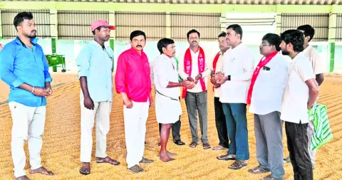 మక్క రైతులను ముంచుతున్న దళారులు