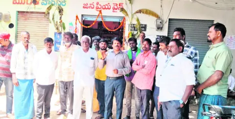 వేర్వేరు ప్రాంతాల్లో ఇద్దరి ఆత్మహత్య 