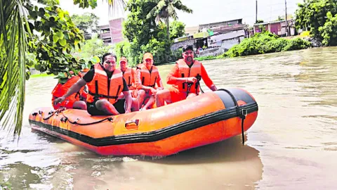 బందరు కాలువలో పడి యువకుడు గల్లంతు 
