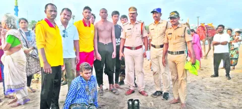 యువకులను రక్షించిన లైఫ్‌గార్డ్స్‌ 