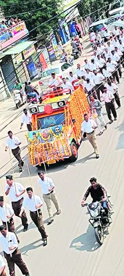 ఆకట్టుకున్న స్వయం సేవకుల కవాతు