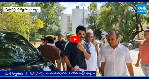 Tollywood Actor Vijay Devarakonda Visits Puttaparthi 8