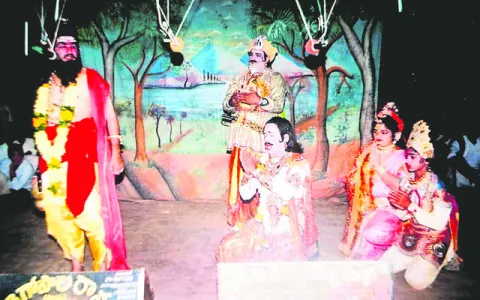 కళాపోషణ లేక..