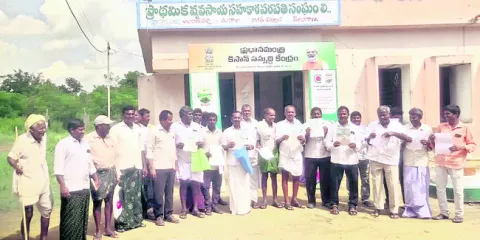 రాయితీ విత్తనాల కోసం రైతుల ఆందోళన 