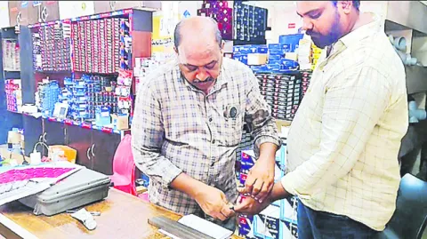 రెండు షాపుల్లో చోరీలు