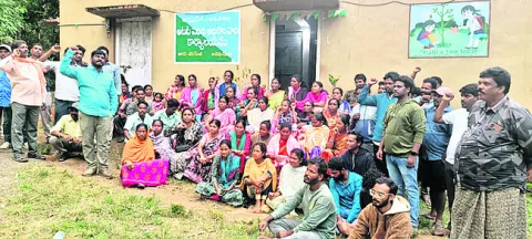 ఎకో టూరిజం ప్రాజెక్టు రద్దు కోరుతూ రేంజర్‌ కార్యాలయం ము