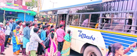 బస్సులు కిటకిట 