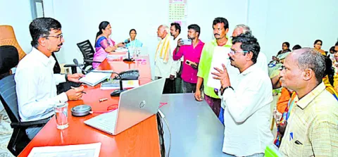 ప్రజా సమస్యల పరిష్కారంలో అధికారులు బాధ్యతతో పని చేయాలి