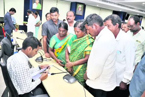 ప్రాధాన్యత ప్రకారం ఫిర్యాదుల పరిష్కారం