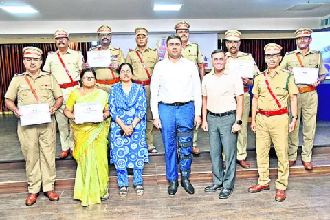 పోలీసు అధికారుల సేవలకు ప్రశంసలు 