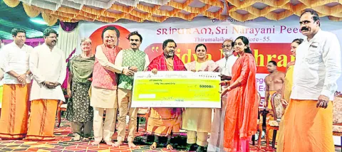 విద్యార్థులకు ఉపకార వేతనాలు 