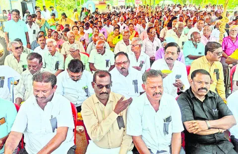 నల్లబ్యాడ్జీలతో సహకార బ్యాంకు ఉద్యోగుల ఆందోళన 