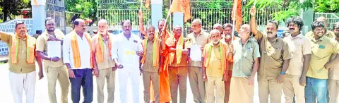 ఆటో డ్రైవర్లకు ఆర్థిక సాయం అందించాలి 