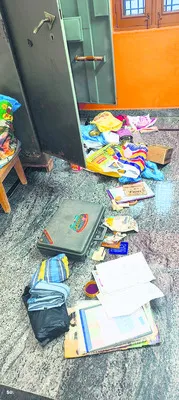 తాళం వేసి ఉన్న ఇంట్లో చోరీ