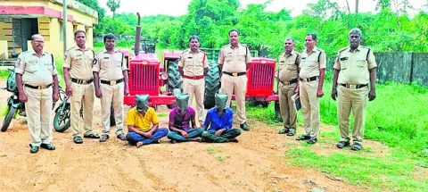 ట్రాక్టర్ల దొంగలు అరెస్ట్‌ 