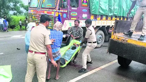 రోడ్డు ప్రమాదంలో ఇద్దరు దుర్మరణం