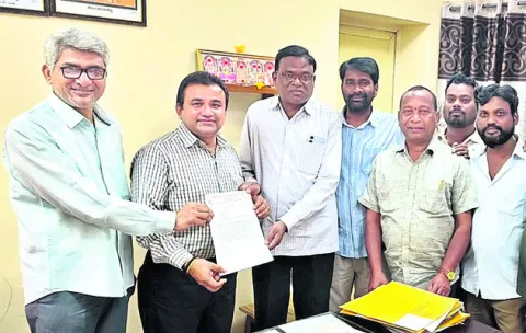 కమ్యూనిటీహాల్‌ అద్దె తగ్గించాలి 
