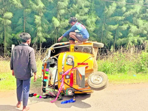 ఆటోలు బోల్తా పడి.. 
