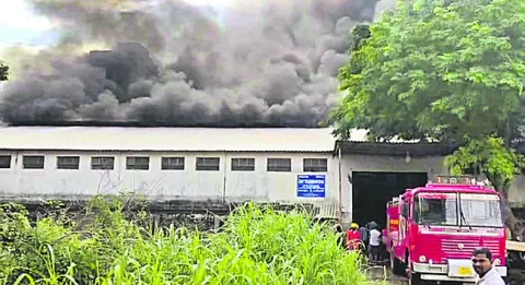 గోదాములో అగ్ని కీలలు 