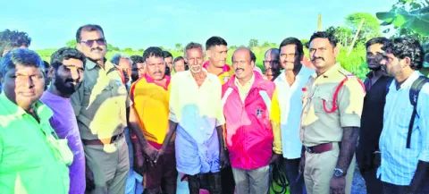 రైతును కాపాడిన అధికారులు 