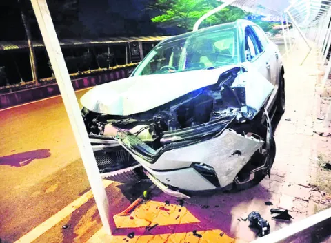 ఘాట్‌ రోడ్డులో దూసుకెళ్లిన కారు 