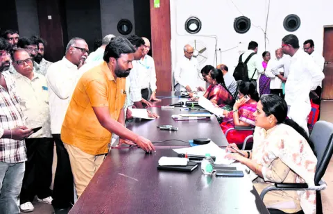 అర్జీలను గడువులోపు పరిష్కరించాలి