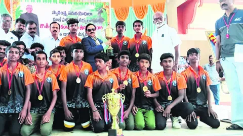 DGP B Syed Mohammed Yasin presenting the trophy, N Raghuveera Reddy in the picture