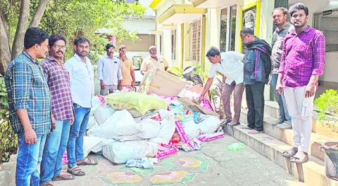 రూ.లక్ష విలువైన  ప్లాస్టిక్‌ కవర్ల పట్టివేత