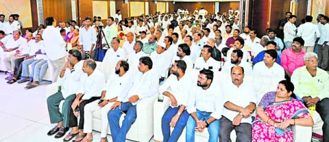 పార్టీ సైన్యమై ప్రజలకు మద్దతివ్వండి 
