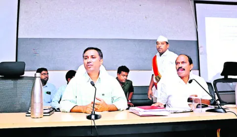 అధికారులు బాధ్యతతో పనిచేయాలి