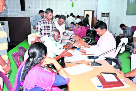 పీజీఆర్‌ఎస్‌లో అర్జీల వెల్లువ