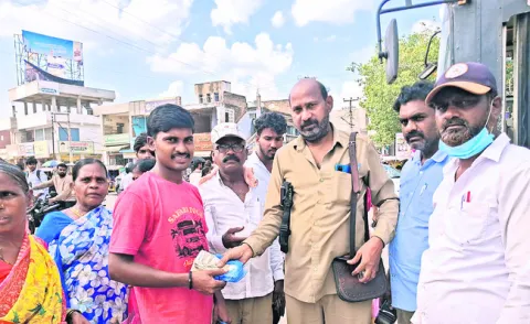 నిజాయితీ చాటుకున్న ఆరీ్టసీ సిబ్బంది