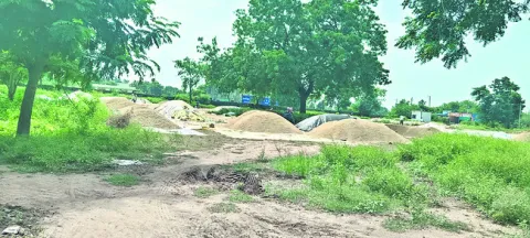 కేంద్రాలకు ధాన్యం..  కొనుగోళ్లకు కలగని మోక్షం