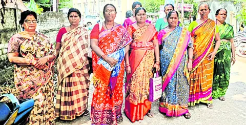 ఎస్‌ఐ అనుచిత ప్రవర్తనపై ఫిర్యాదు 