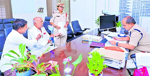పీజీఆర్‌ఎస్‌కు ఫిర్యాదుల వెల్లువ 