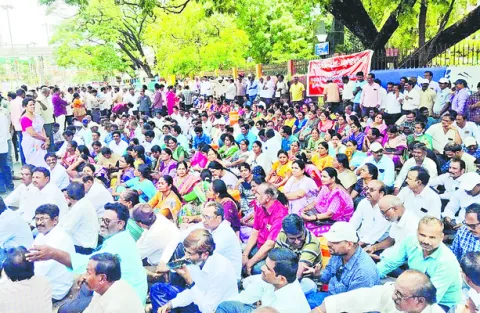 టీచర్ల పోరుబాట 