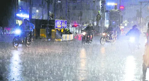 ఉరుములు, మెరుపులతో బెంబేలు 