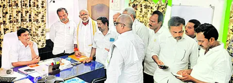 వైఎస్సార్‌ సీపీ ఫ్లెక్సీలు తొలగించిన పోలీసులు 