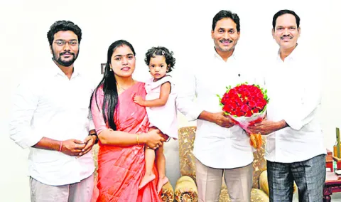 వై.ఎస్‌.జగన్‌తో అరకు ఎంపీ కుటుంబం భేటీ 